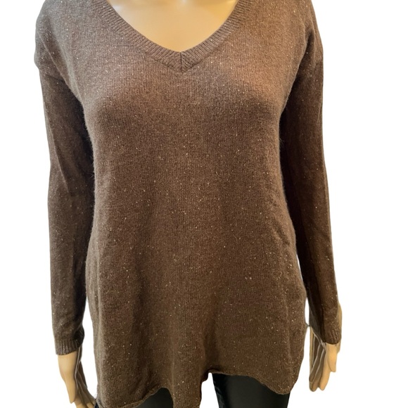 Cozy v neck sweater with side slits - Picture 3 of 11